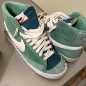 Size 8 Nike blazer